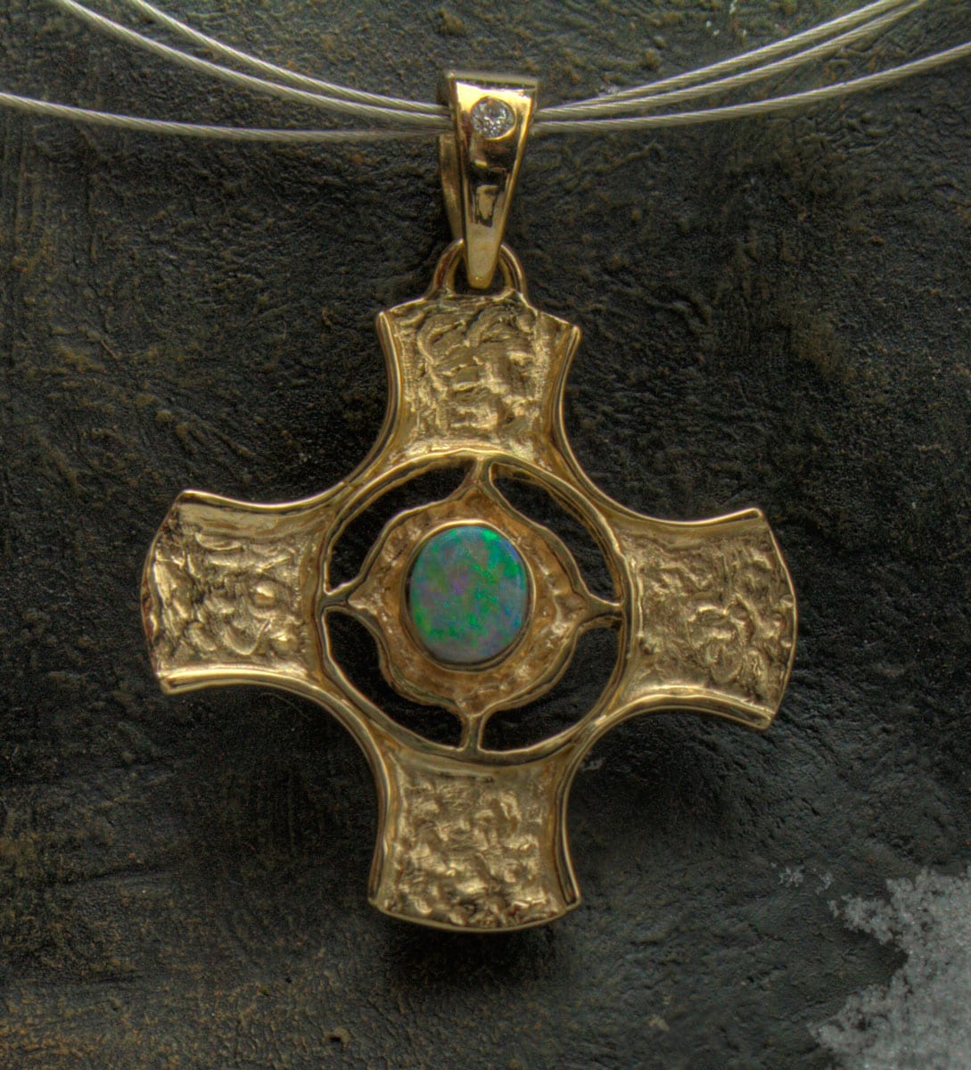 Kreuz aus Gold mit Opal