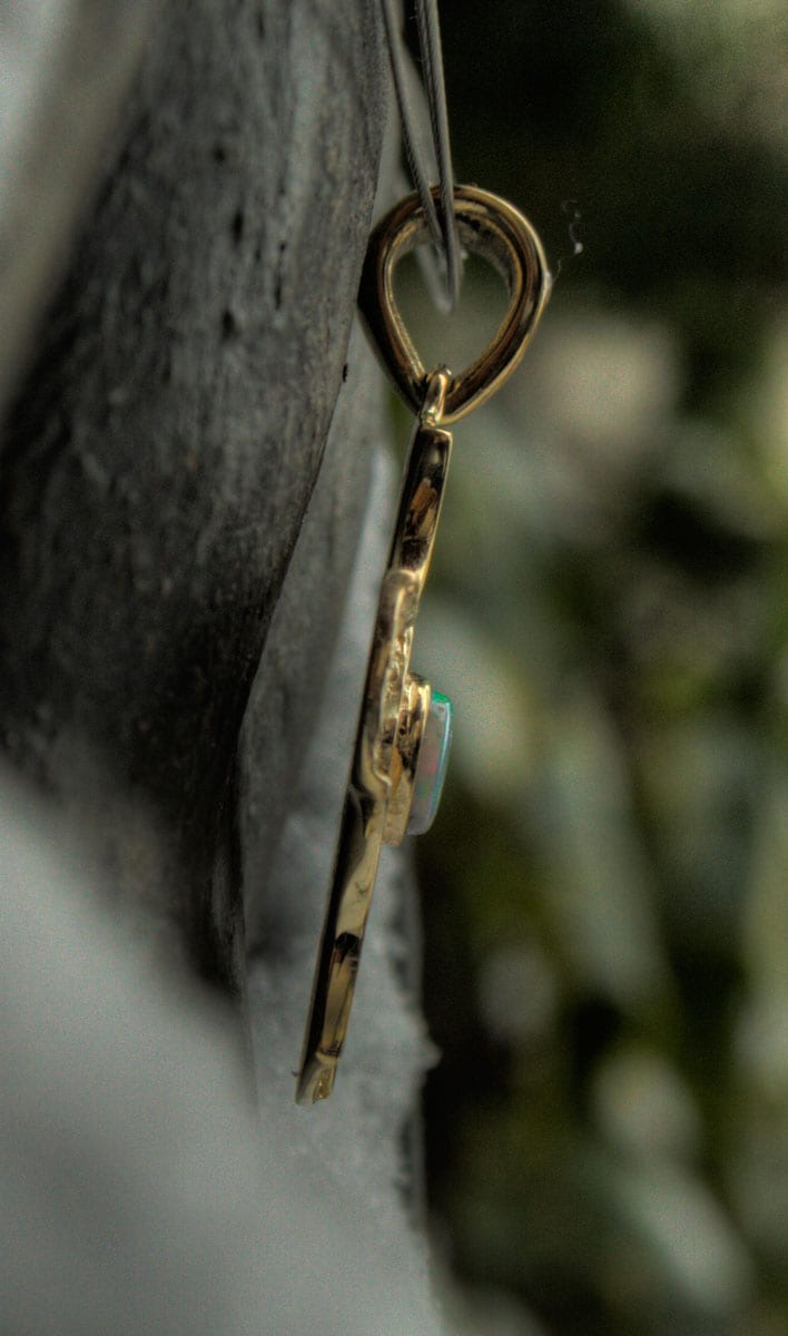 Kreuz aus Gold mit Opal