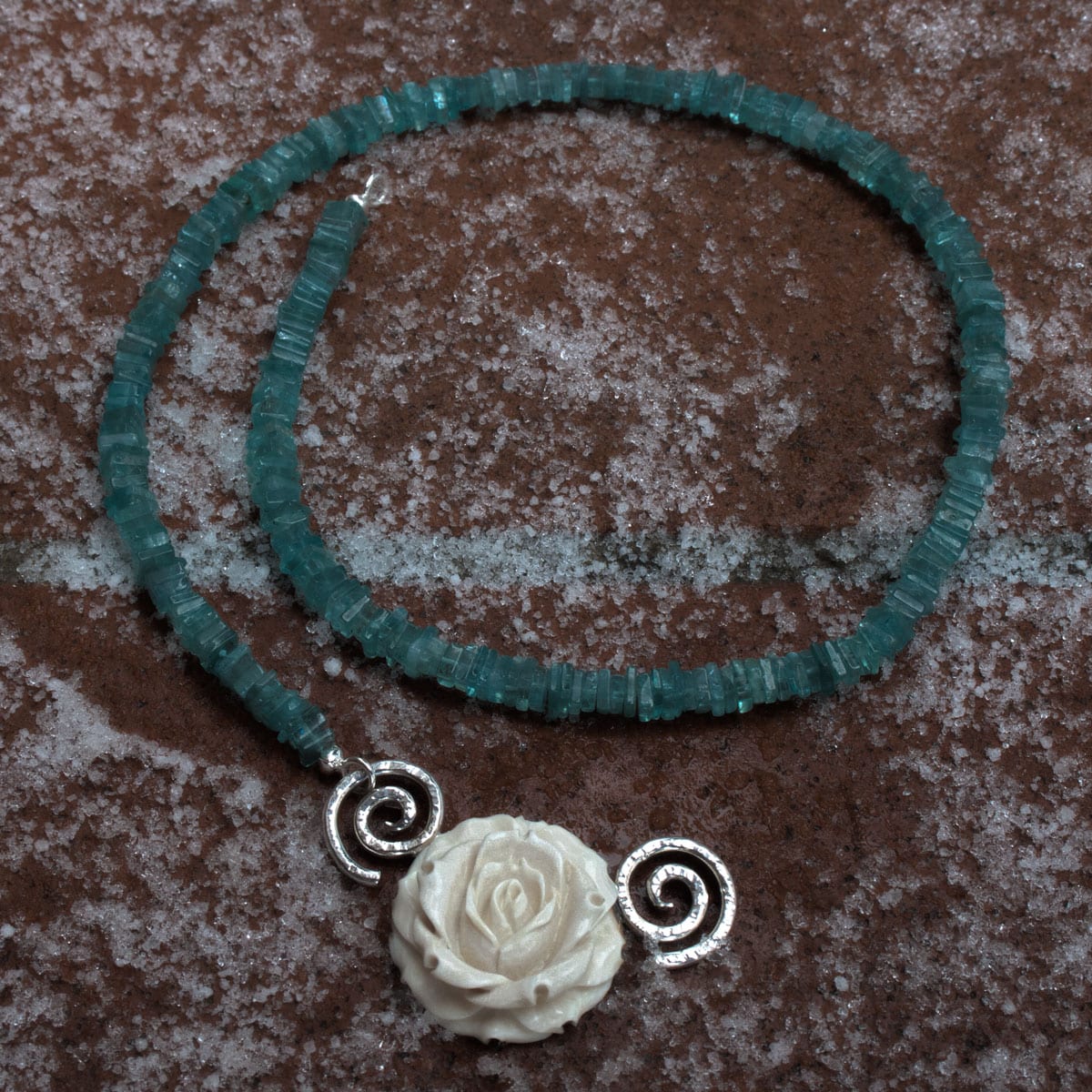 Apatitkette mit Mammutelfenbeinrose