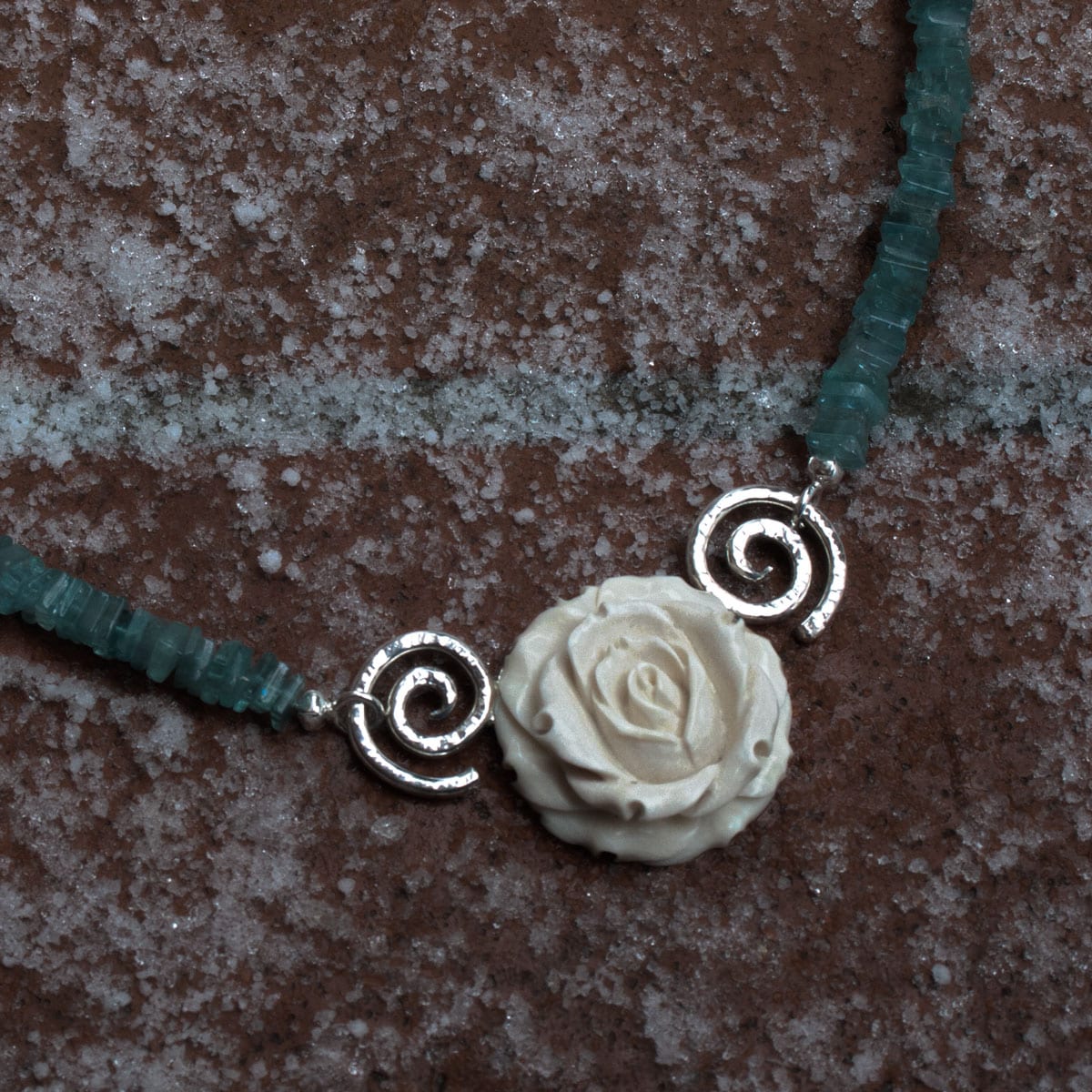 Apatitkette mit Mammutelfenbeinrose