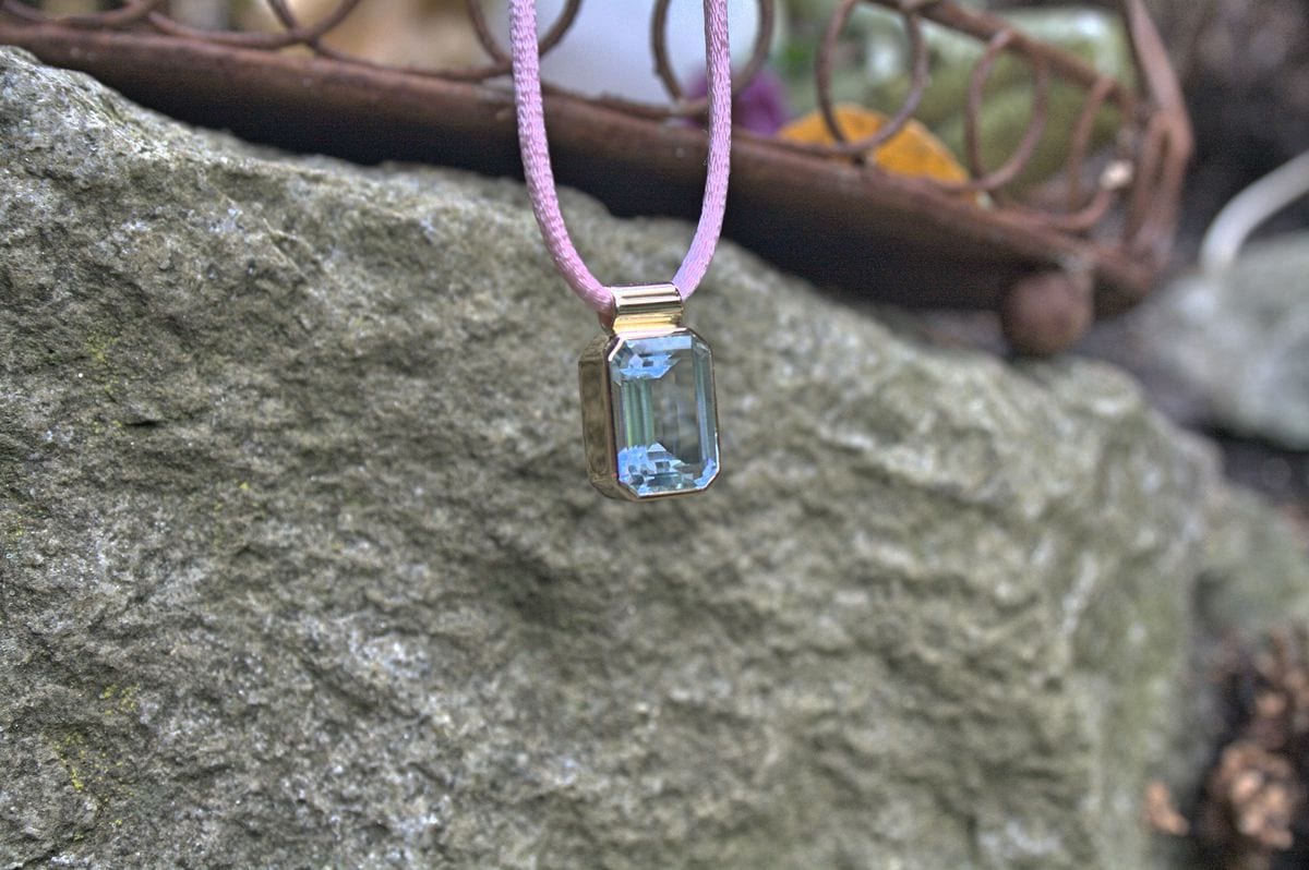 Aquamarin in Goldfassung