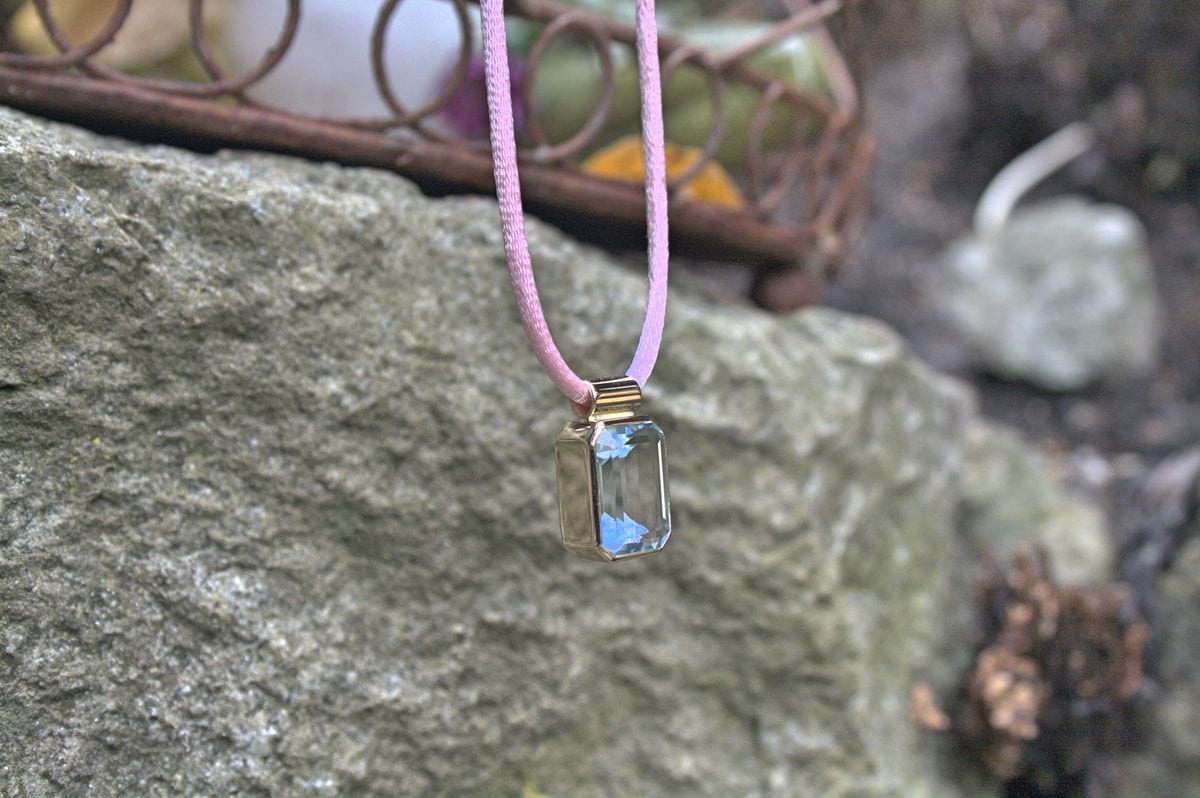 Aquamarin in Goldfassung