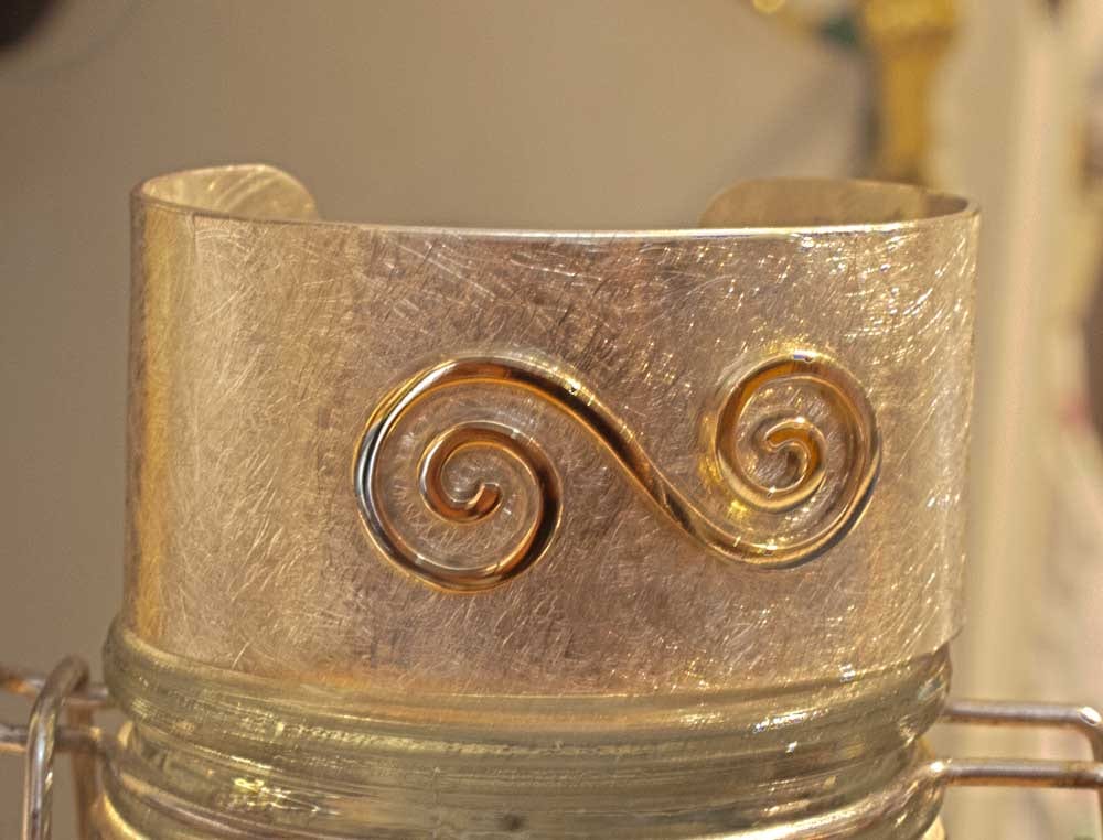 Armspange Doppelspirale aus Gold und Silber