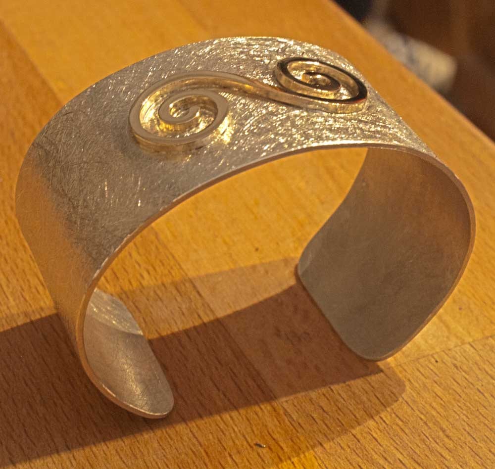 Armspange Doppelspirale aus Gold und Silber