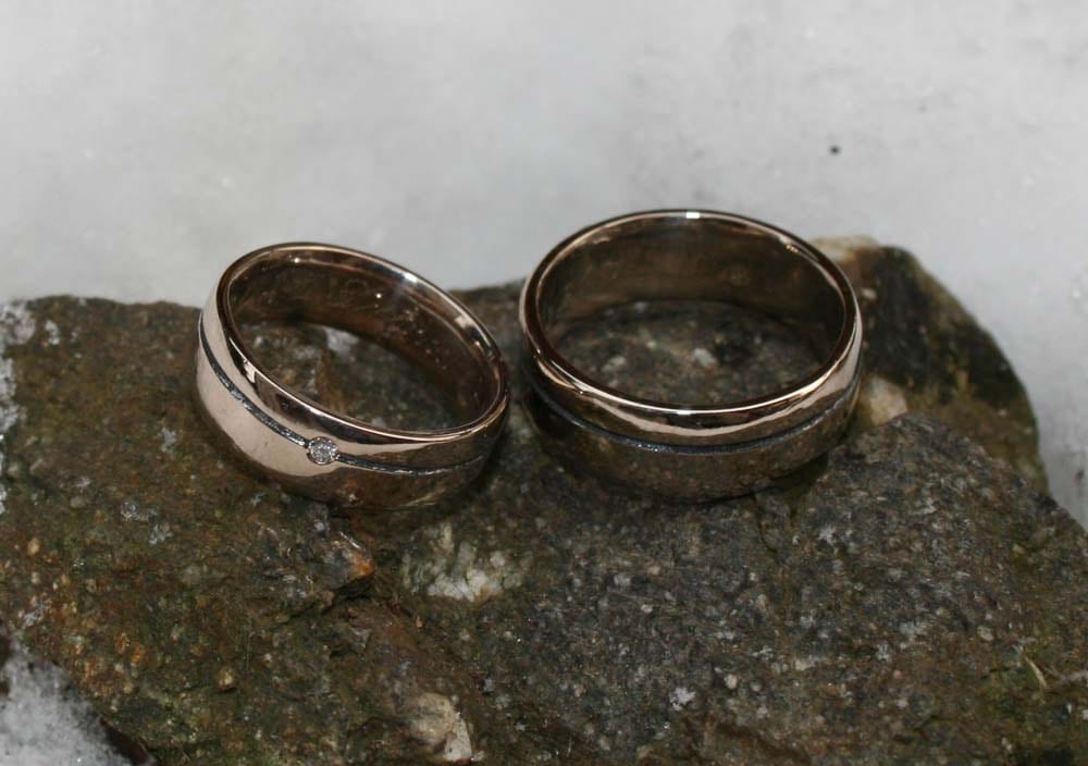 Weißgoldringe mit Niellostreifen