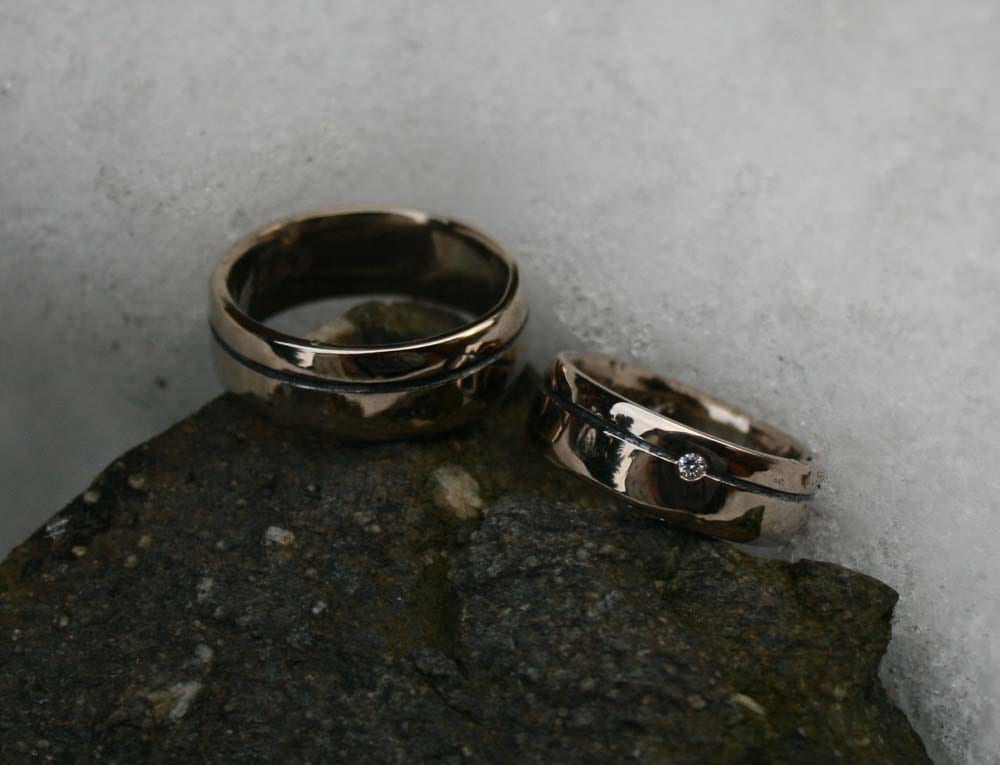 Weißgoldringe mit Niellostreifen