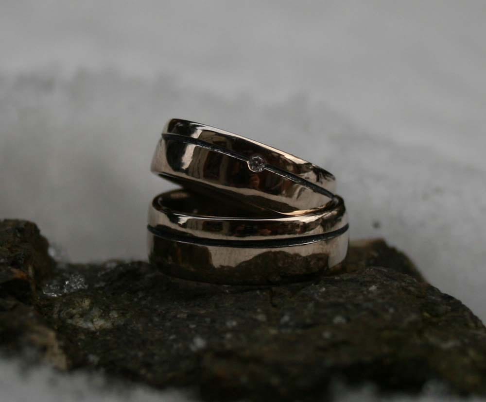 Weißgoldringe mit Niellostreifen