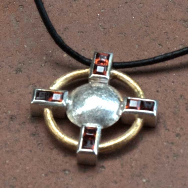 Kreuzanhänger mit Granaten