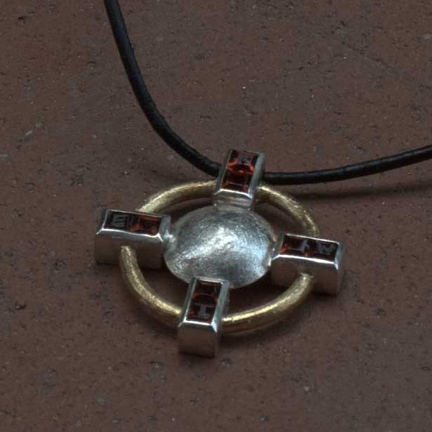 Kreuzanhänger mit Granaten