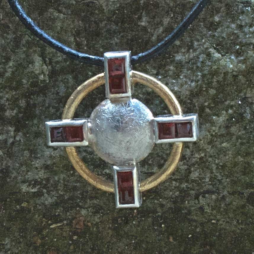 Kreuzanhänger mit Granaten