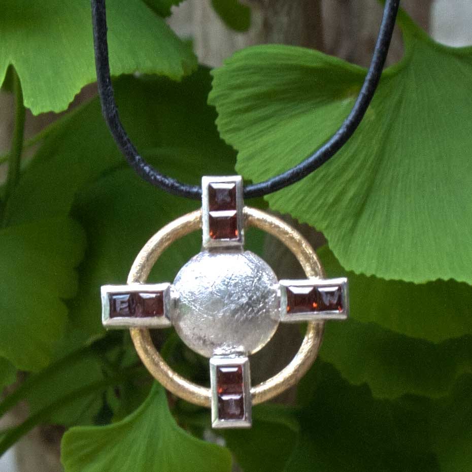 Kreuzanhänger mit Granaten