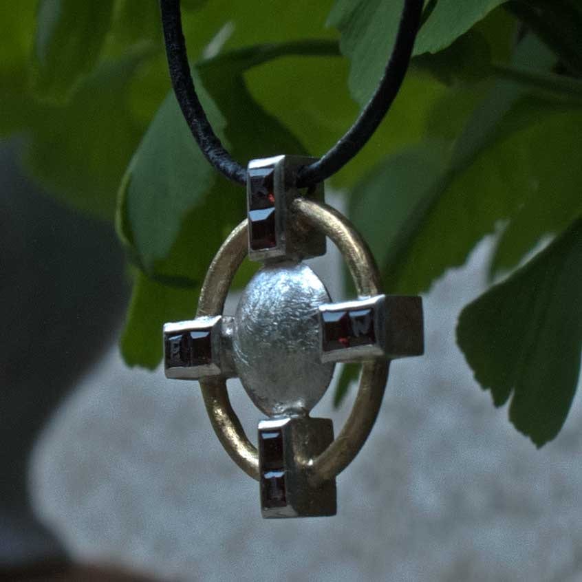 Kreuzanhänger mit Granaten