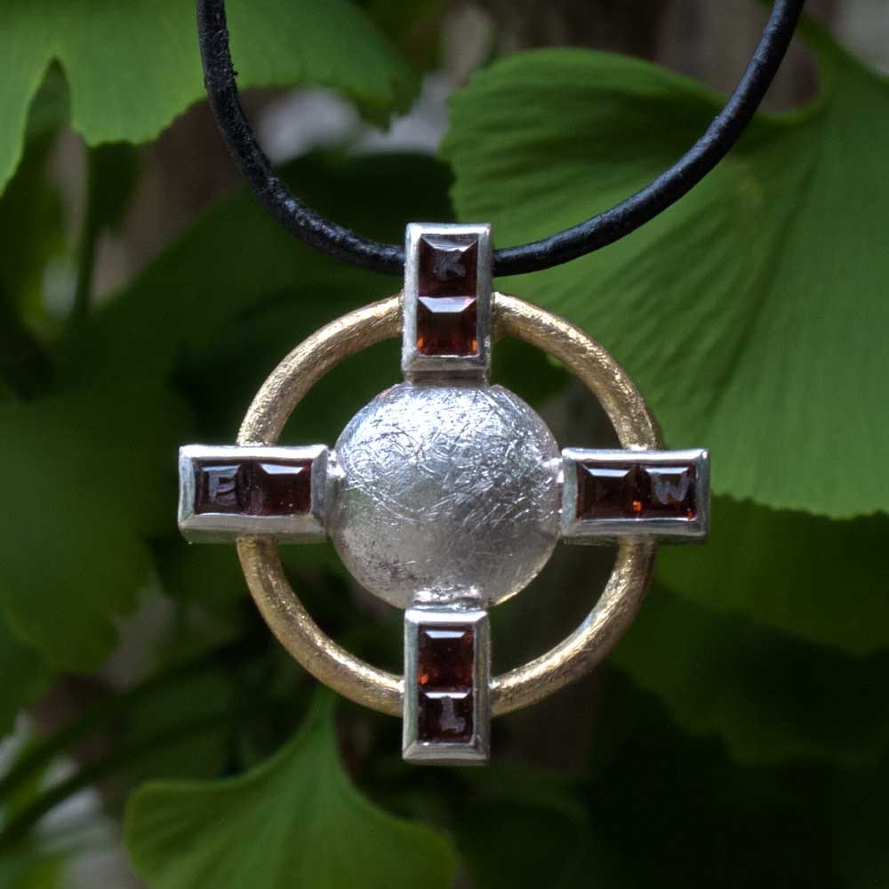 Kreuzanhänger mit Granaten