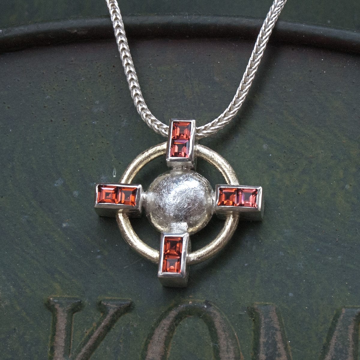 Kreuzanhänger mit Granaten