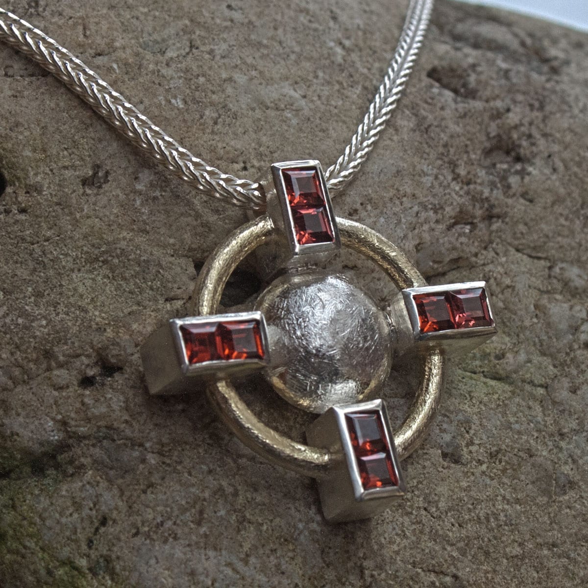 Kreuzanhänger mit Granaten