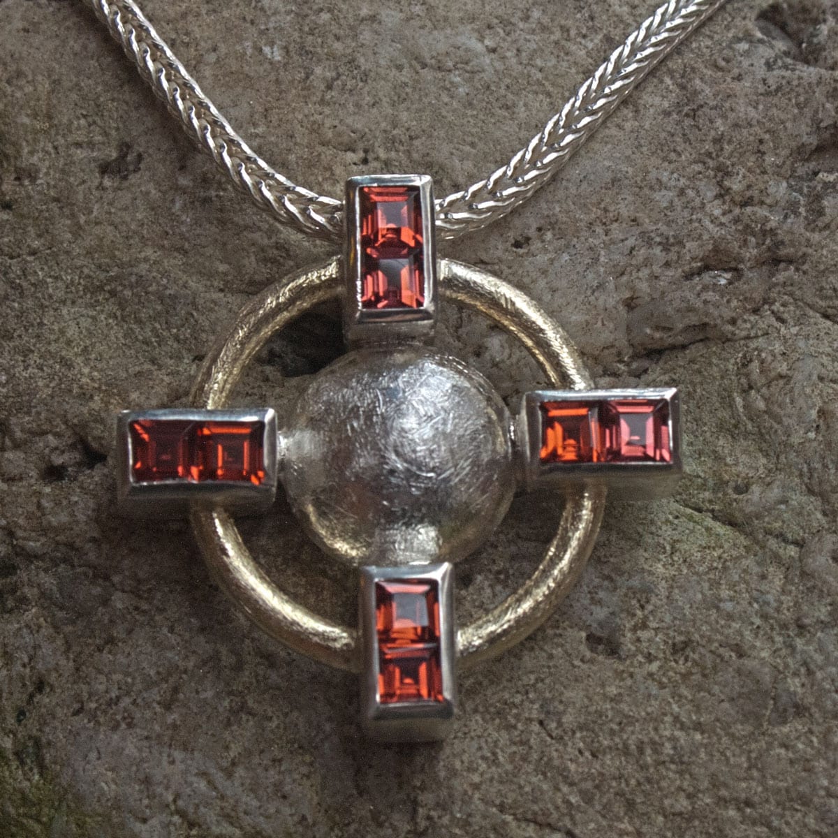 Kreuzanhänger mit Granaten