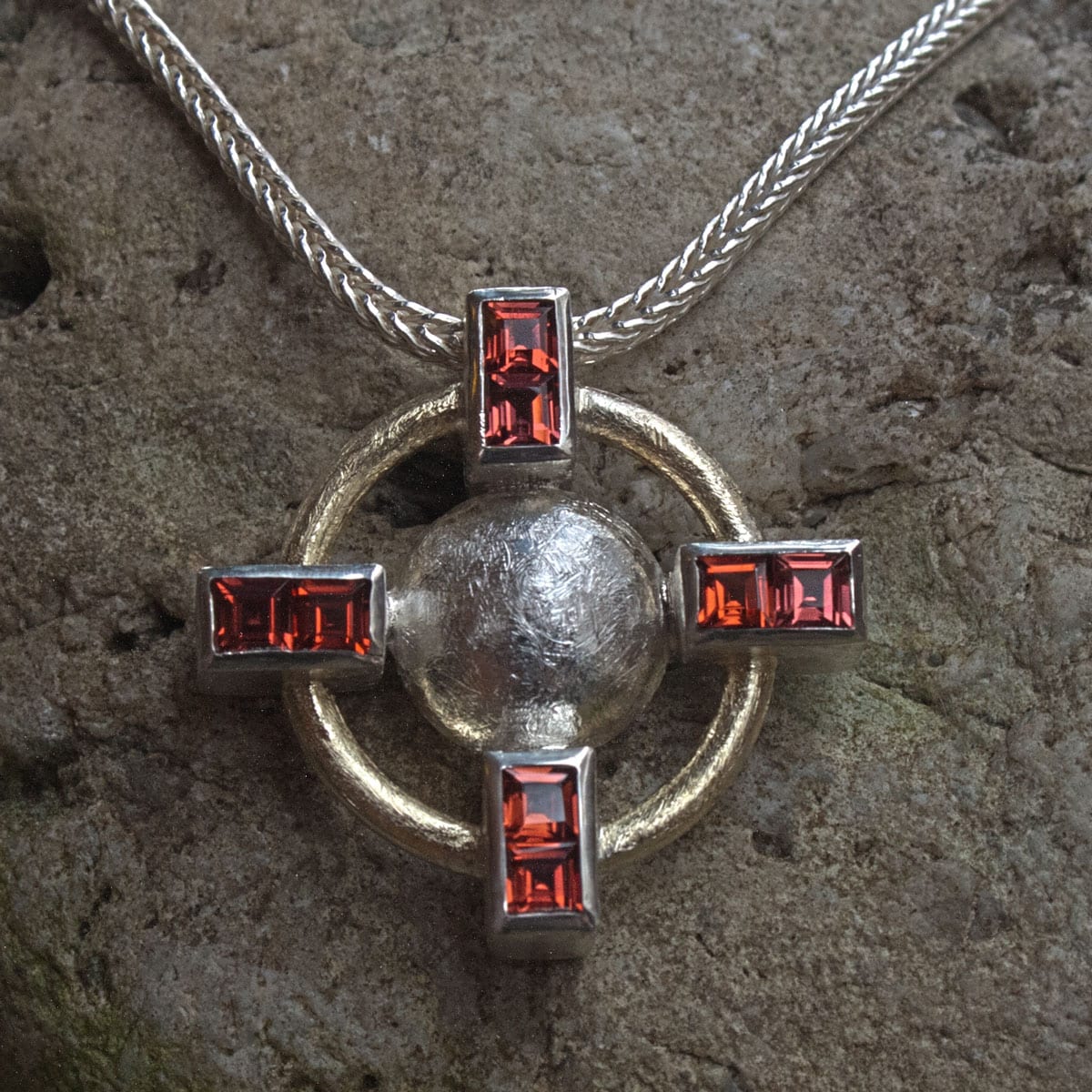 Kreuzanhänger mit Granaten