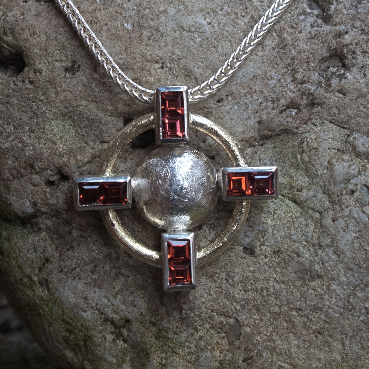 Kreuzanhänger mit Granaten