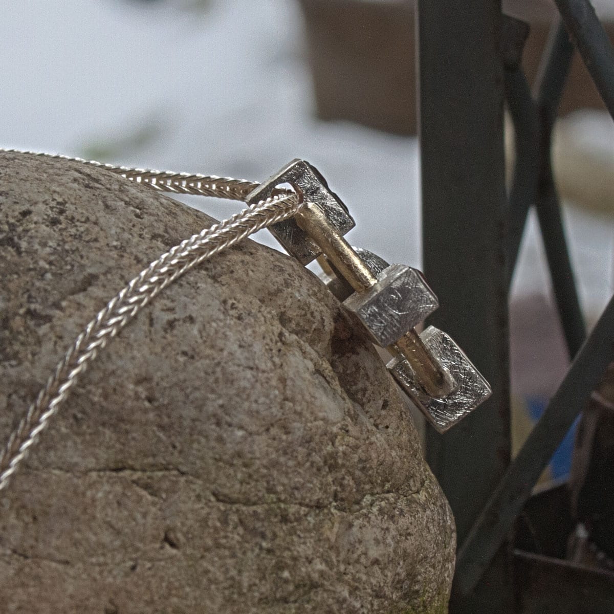 Kreuzanhänger mit Granaten