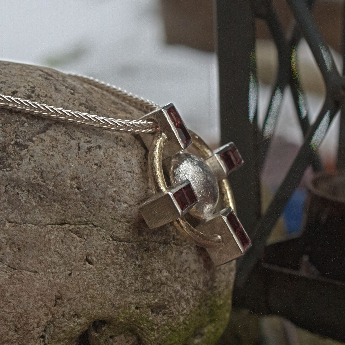 Kreuzanhänger mit Granaten