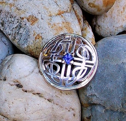 keltischer Knoten mit Saphir