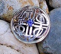 keltischer Knoten mit Saphir