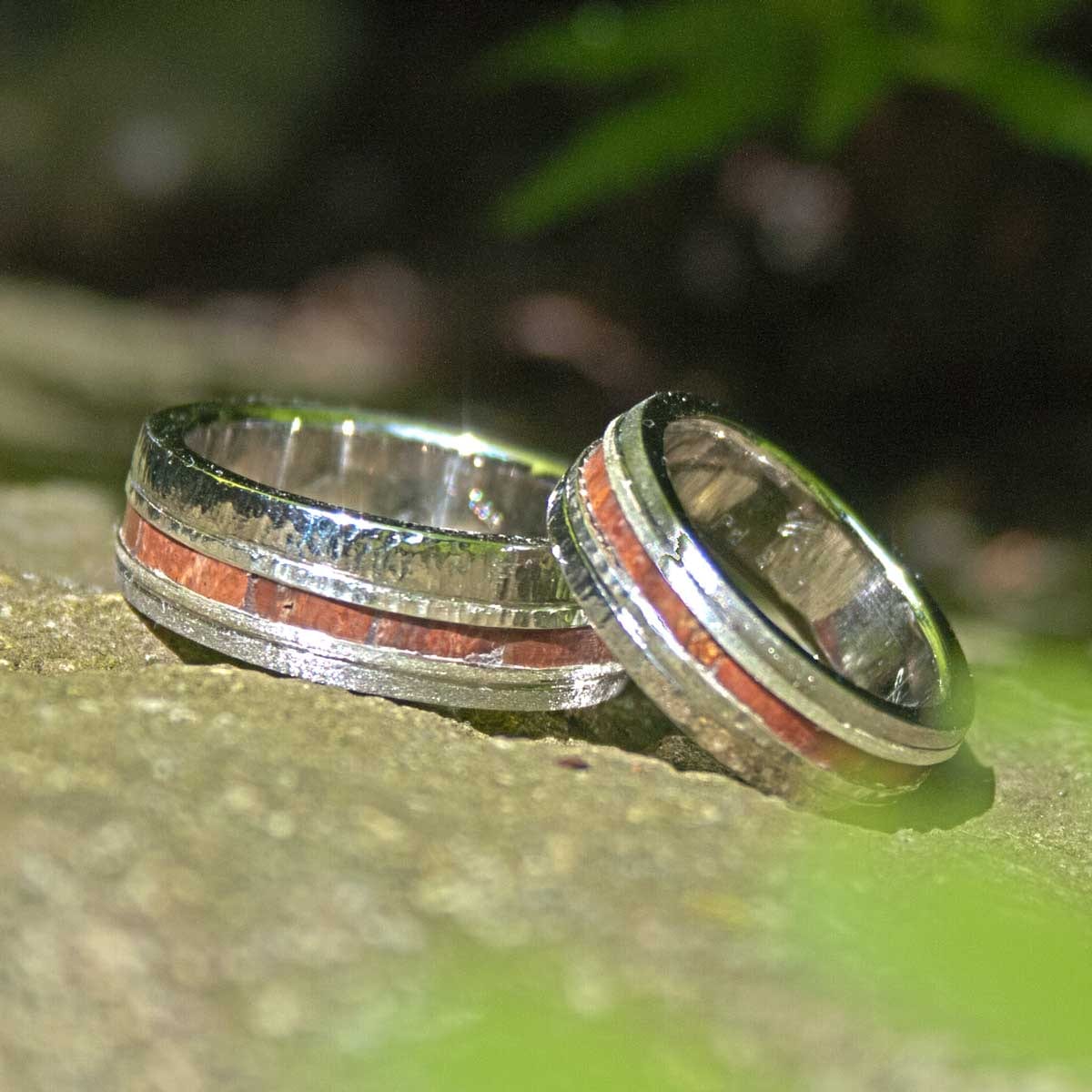 Silberringe mit eingefasstem versteinerten Holz