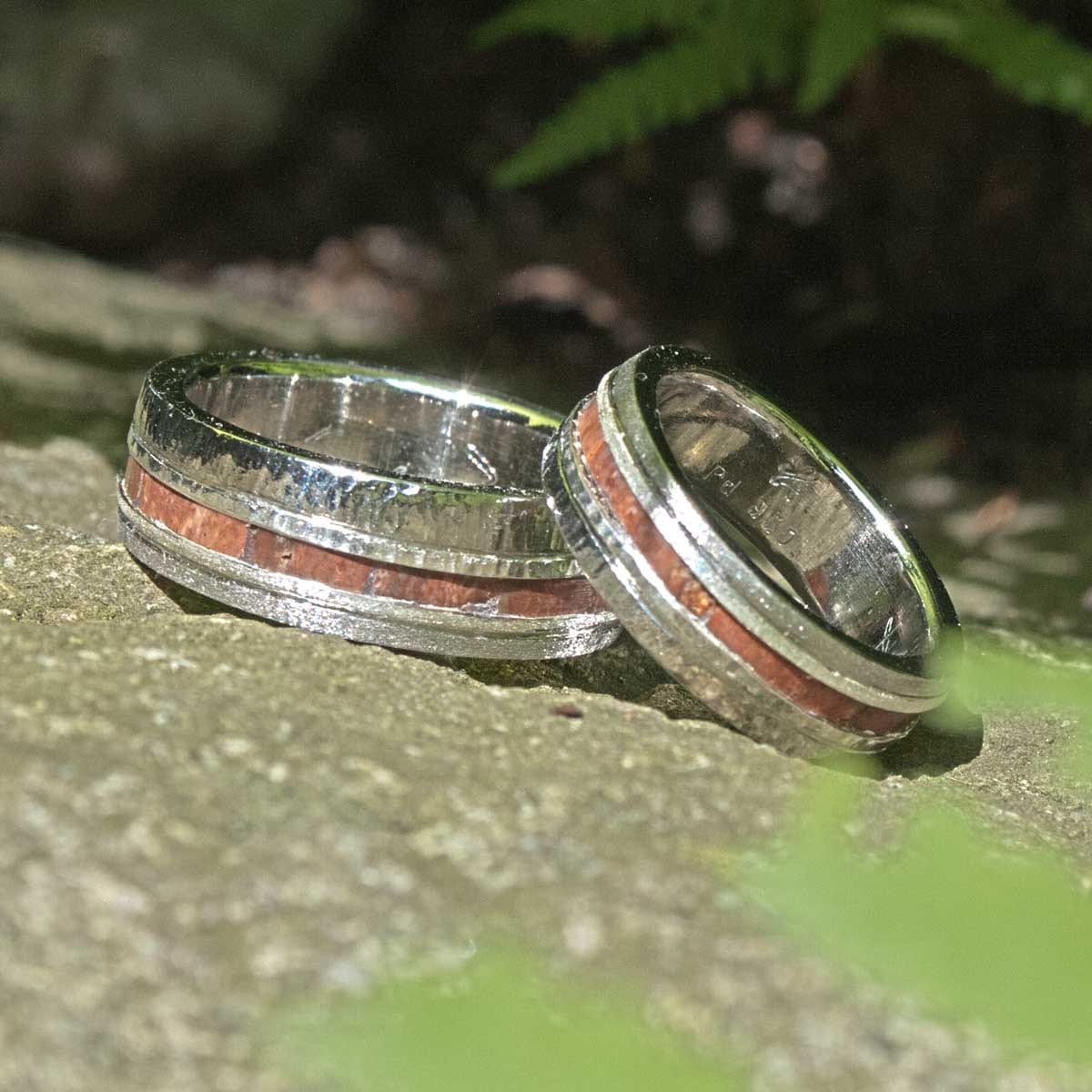 Silberringe mit eingefasstem versteinerten Holz