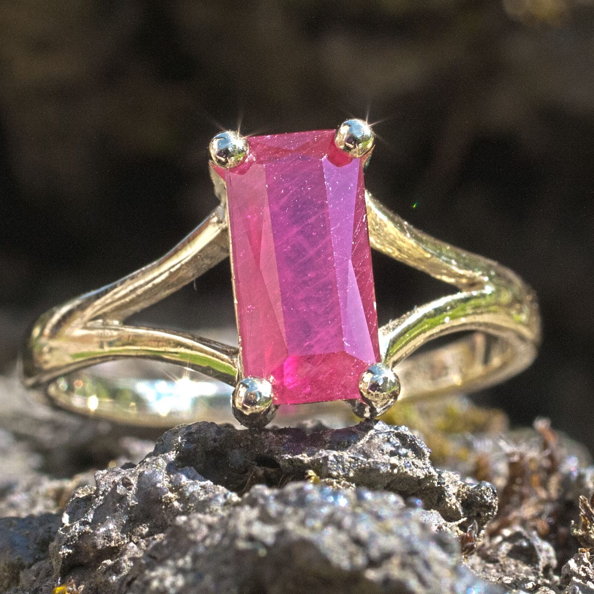 Goldring mit Rubinbaguette