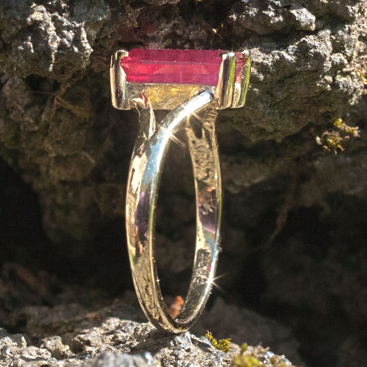 Goldring mit Rubinbaguette