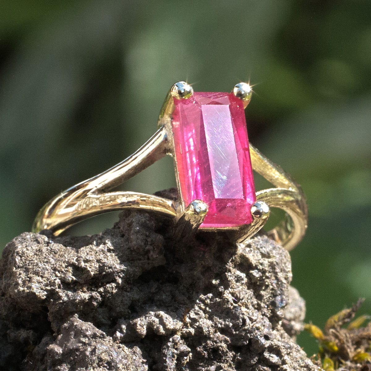 Goldring mit Rubinbaguette