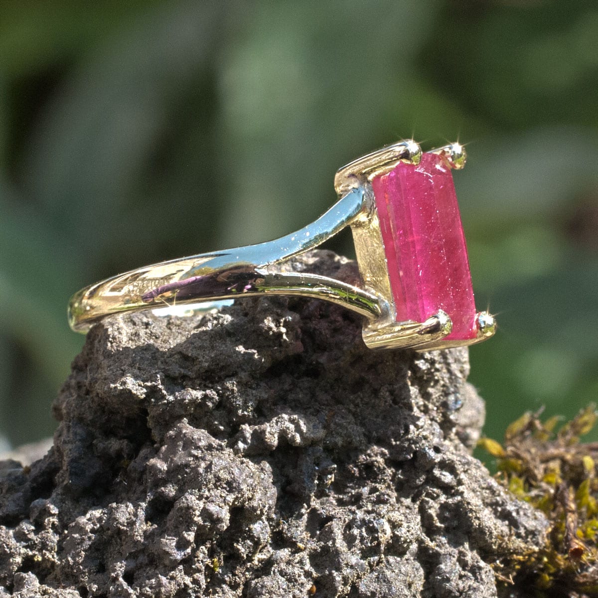 Goldring mit Rubinbaguette