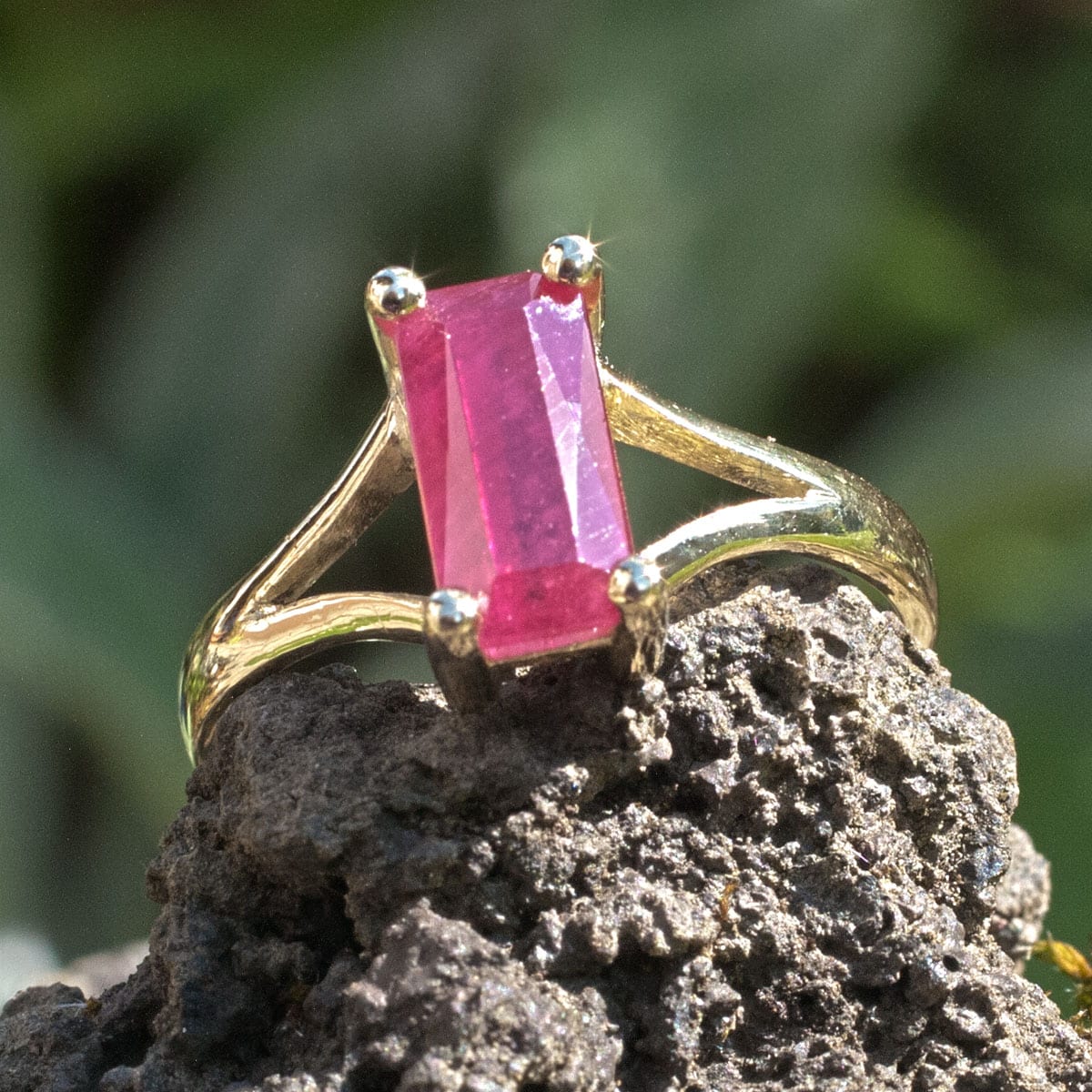 Goldring mit Rubinbaguette