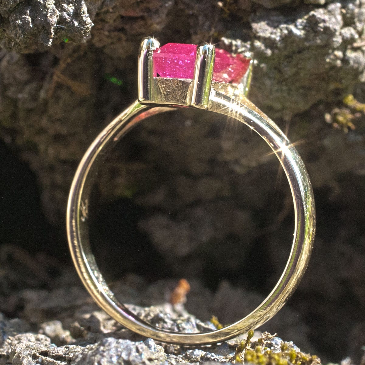 Goldring mit Rubinbaguette