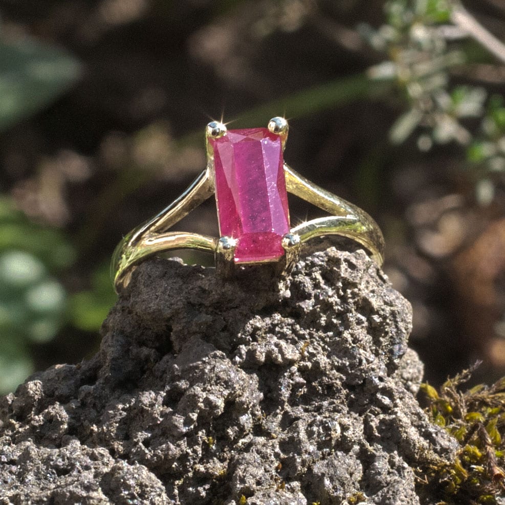 Goldring mit Rubinbaguette