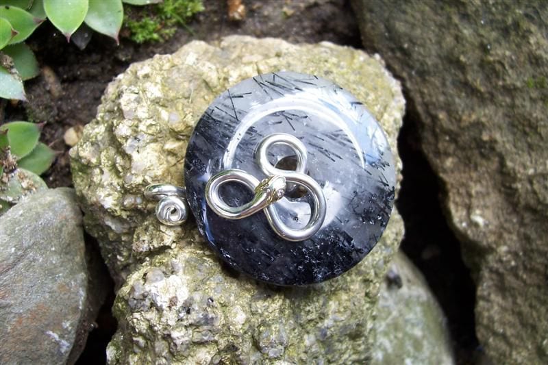 Schlange mit Turmalinquarz