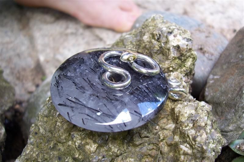 Schlange mit Turmalinquarz