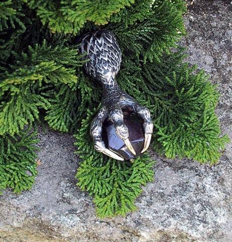 Adlerklaue mit Granat