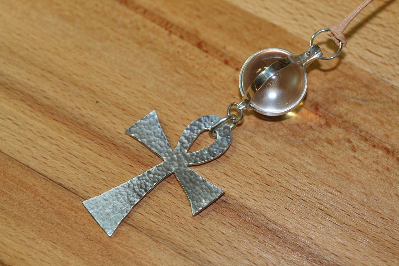 Ankh mit Bergkristallkugel