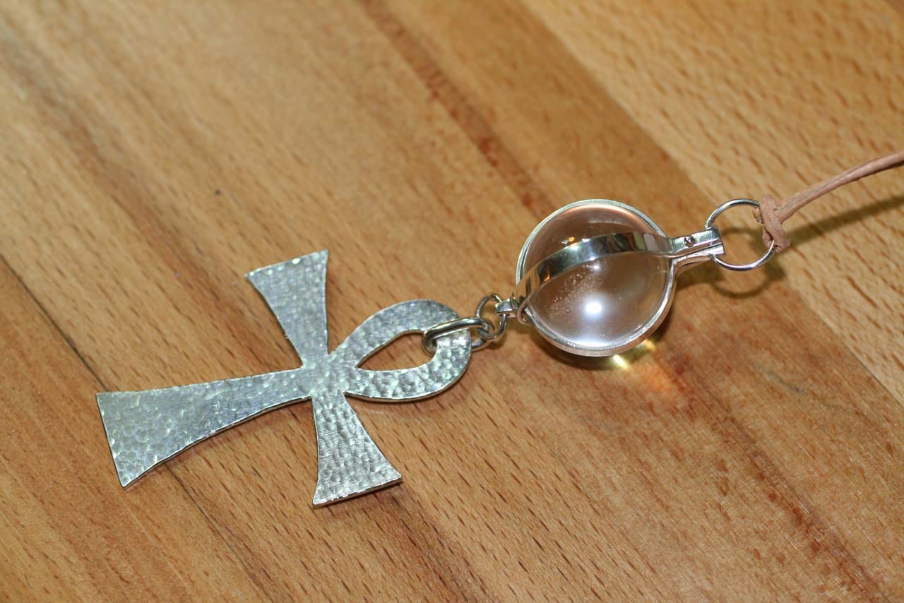 Ankh mit Bergkristallkugel
