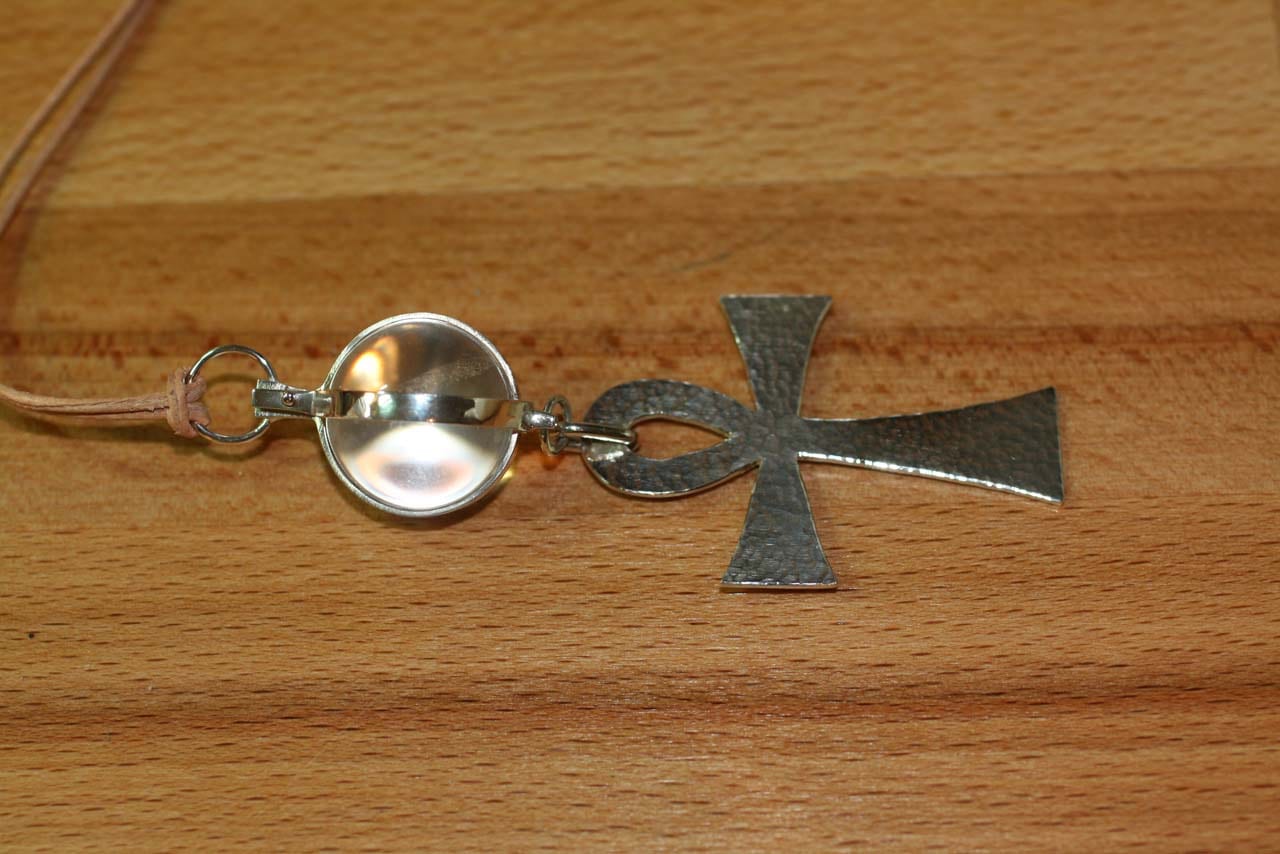 Ankh mit Bergkristallkugel