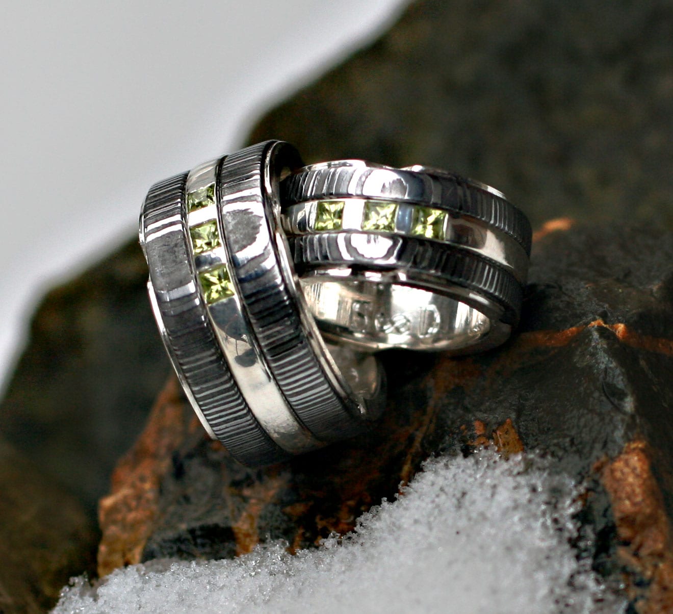 Damastringe mit Silberauskleidung und Peridot