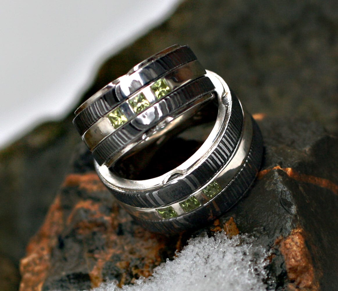 Damastringe mit Silberauskleidung und Peridot