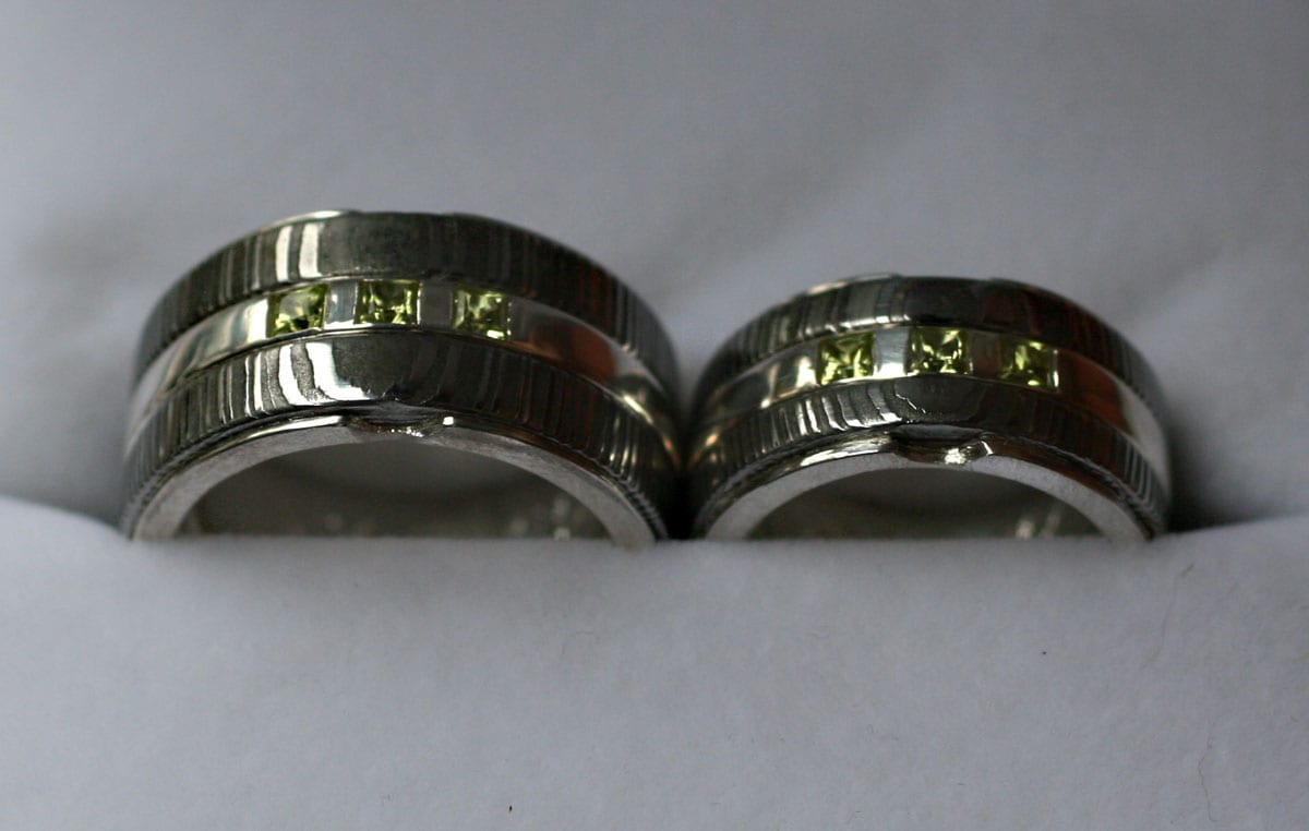 Damastringe mit Silberauskleidung und Peridot