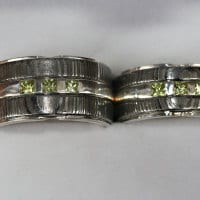 Damastringe mit Silberauskleidung und Peridot