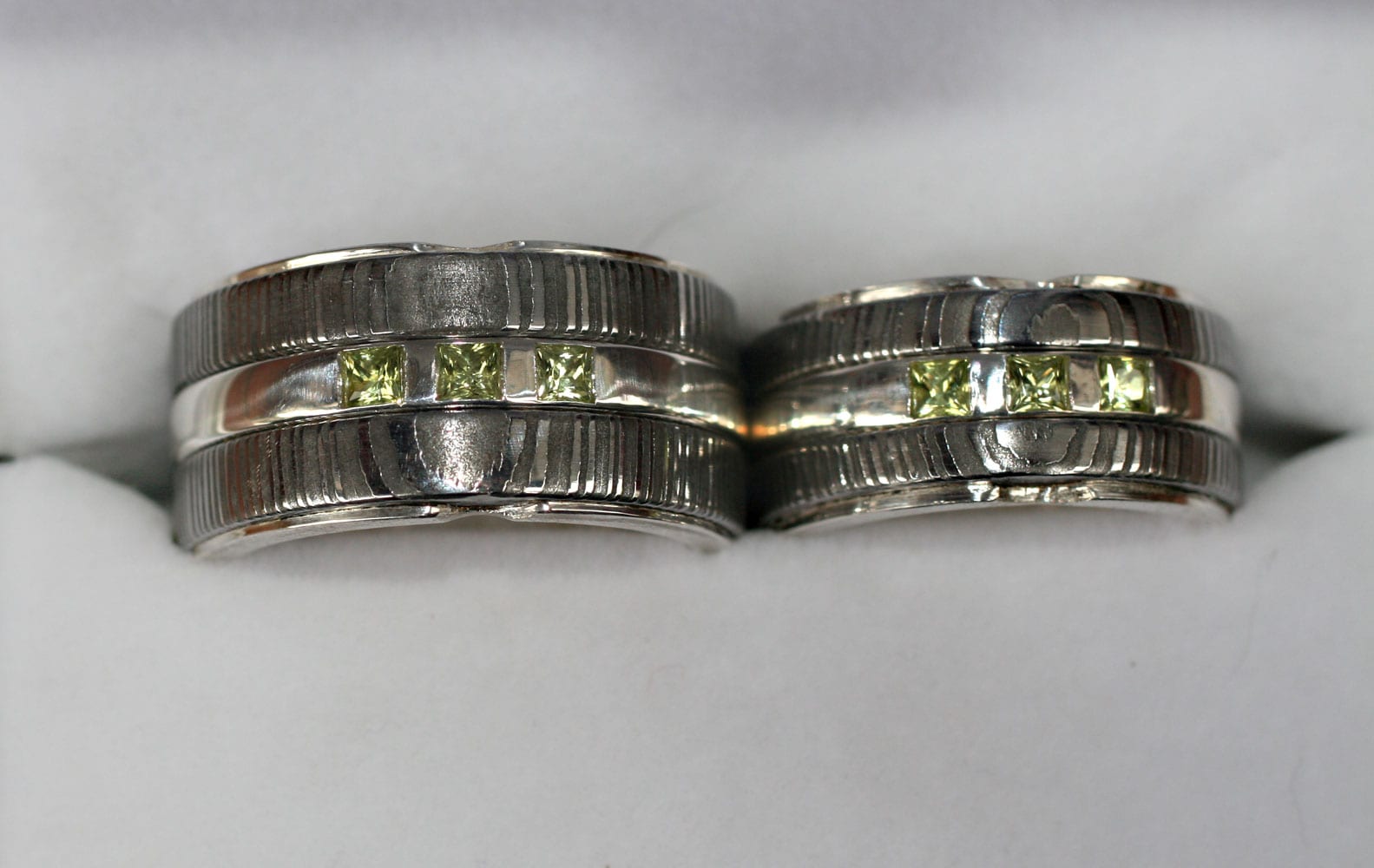 Damastringe mit Silberauskleidung und Peridot