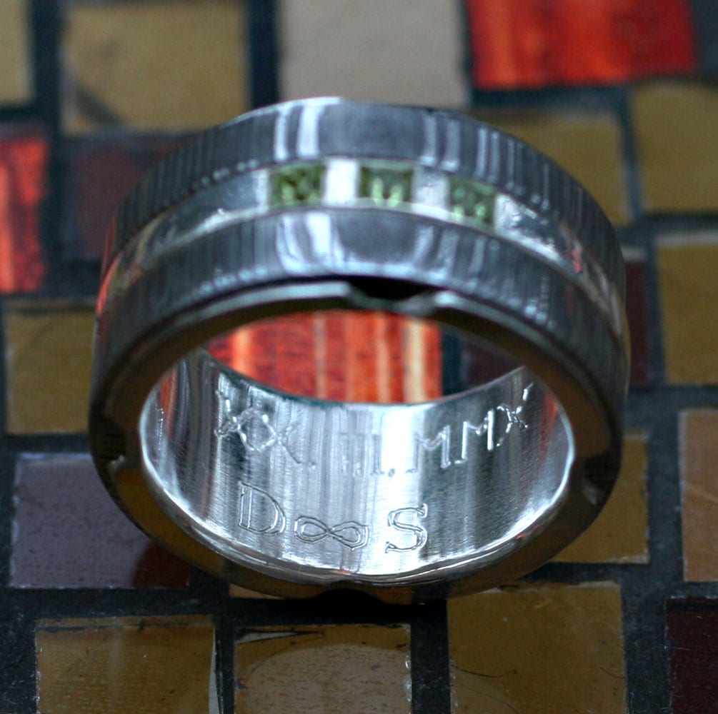 Damastringe mit Silberauskleidung und Peridot