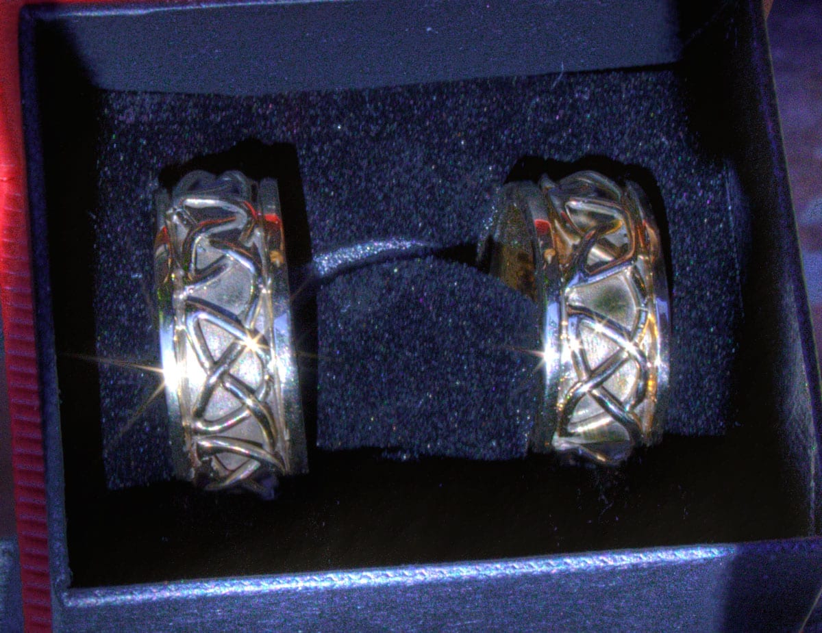 Ringe aus Bronze mit aufgesetztem Flechtband