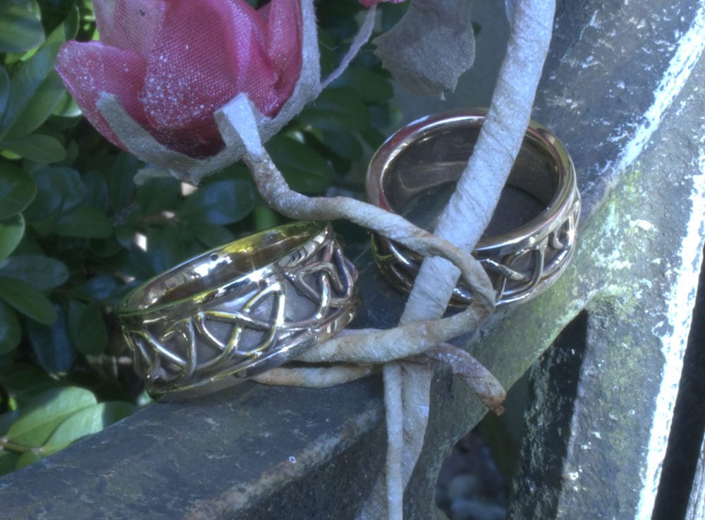 Ringe aus Bronze mit aufgesetztem Flechtband