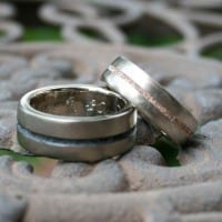 Weißgoldringe mit eingeschmolzenem Streifen